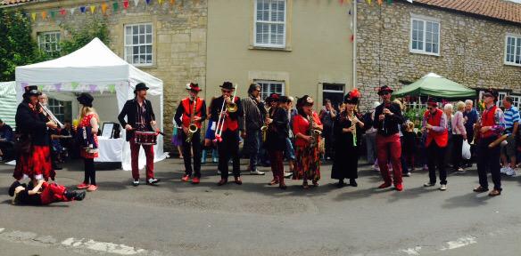 Nunney street fair was awesome with these crazies <3 <a href="/FromeStBandits/">Frome Street Bandits</a>