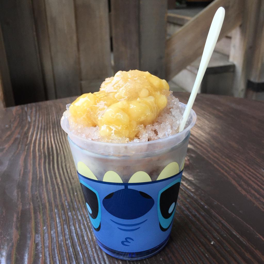 MezzoMikiD's tweet photo. ラッキーナゲットカフェでいただけるシェイブアイス（かき氷）はチョコバナナ味☆
バナナの果肉たっぷりのソースがかかった一風変わった味です！
http://t.co/bFUUpozLtz http://t.co/vzrTQEkwYy