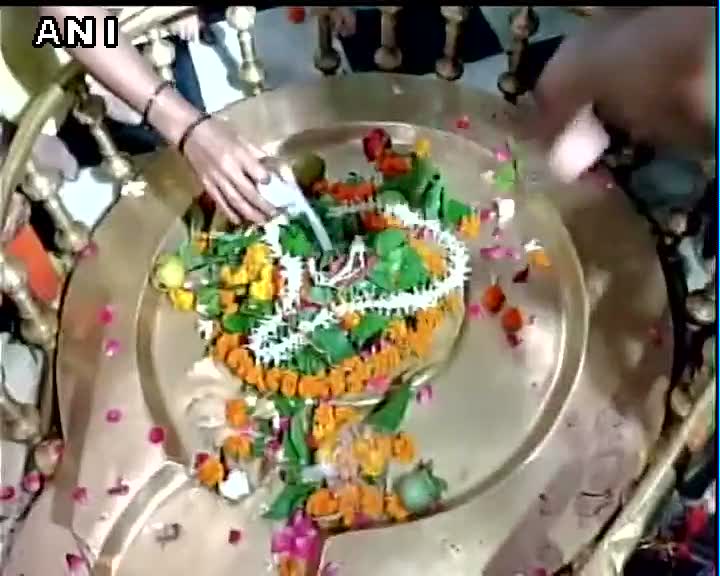 ANI's tweet photo. CORRECTION: Devotees offer prayers in temples on the first Monday of holy month of Sawan in Haridwar (Uttarakhand) http://t.co/jg1DFgiBQ4