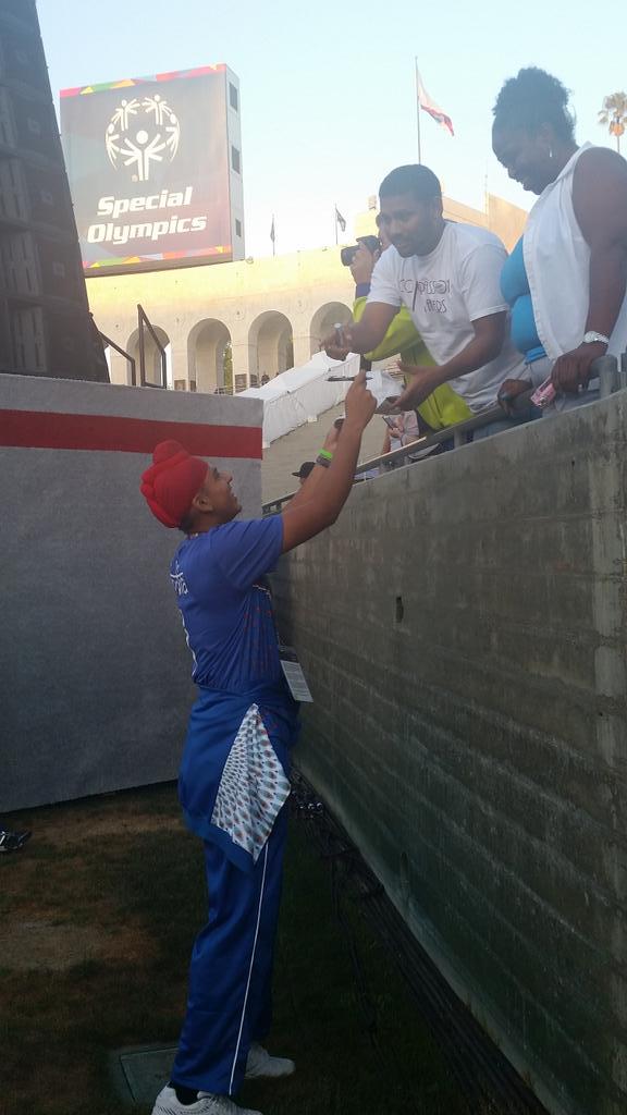 SpecialOlympics's tweet photo. "Can I have your autograph?" Our athletes are superstars! #LA2015 #LetsChangeTheGame http://t.co/4KG76d7c0N