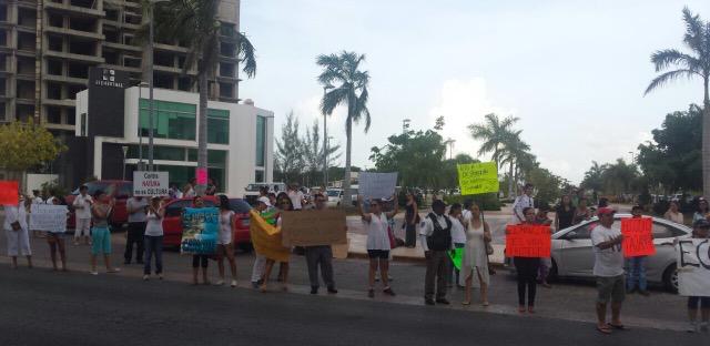 lau_arci's tweet photo. #SalvemosManglarTajamar #EcocidioCancun #CancunUnido #TodosSomosCancun @gsolisb @ElviaMZenteno @VivoEnCancun http://t.co/SkwBa3Ggo1