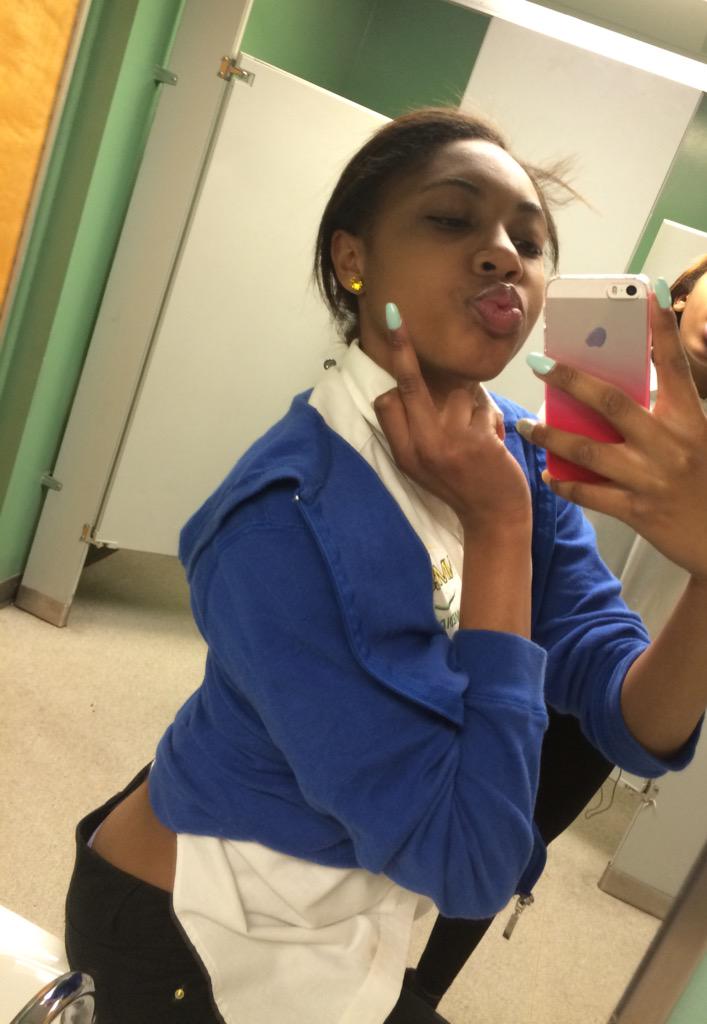 cnoble1106's tweet photo. When he broke ya heart💔 but want you back😂😭😡🌵🔫💔💀🌹....and then you gotta remember how pretty you are 😊 http://t.co/OuUsLTpHzT