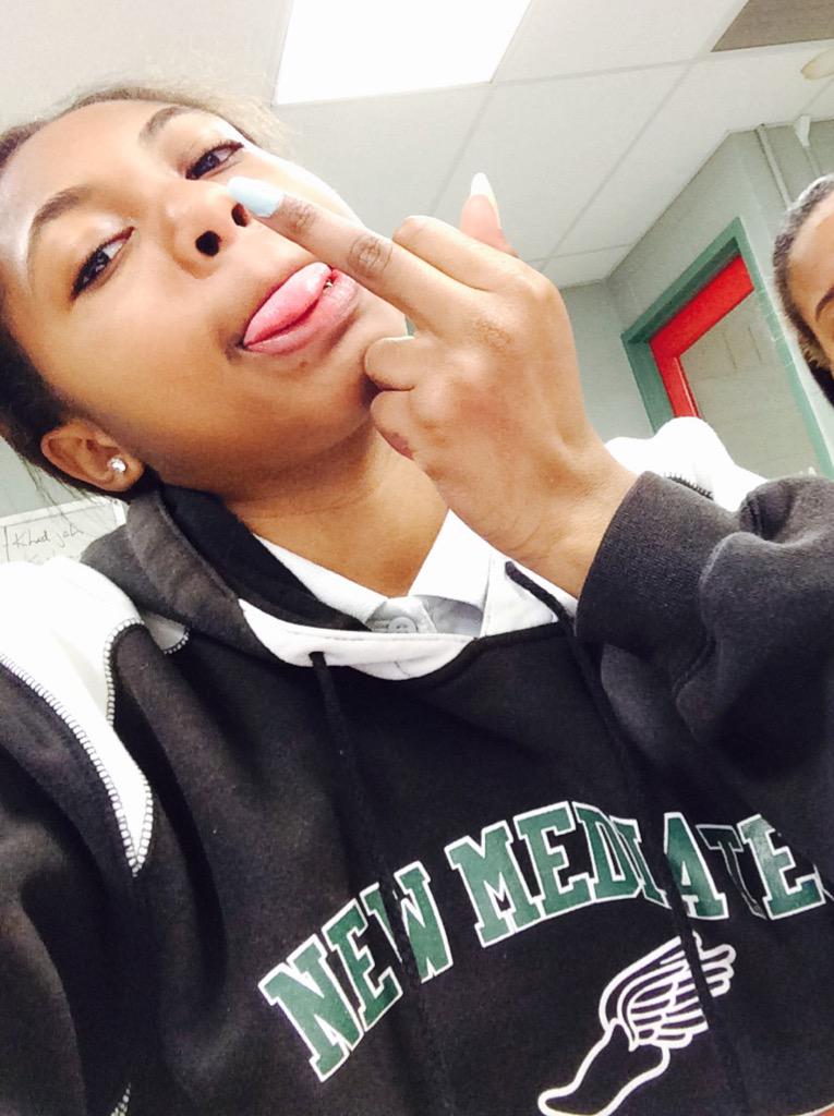 cnoble1106's tweet photo. When he broke ya heart💔 but want you back😂😭😡🌵🔫💔💀🌹....and then you gotta remember how pretty you are 😊 http://t.co/OuUsLTpHzT