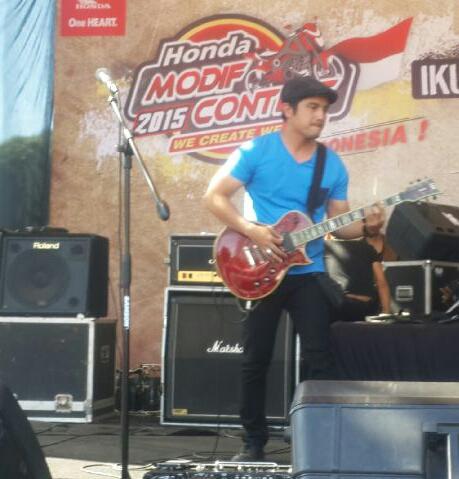 YouAndMe_Rock's tweet photo. The Guitarist @aldykyen with him performance http://t.co/6qMevMPd3h