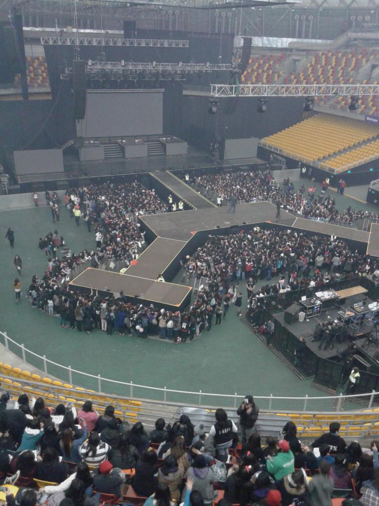 Damitha95's tweet photo. Ya entramos!!!! Ahora esperar que comienze *-* #BTS #btsInChile #TheRedBulletinChile http://t.co/7bjyNHTZ5n
