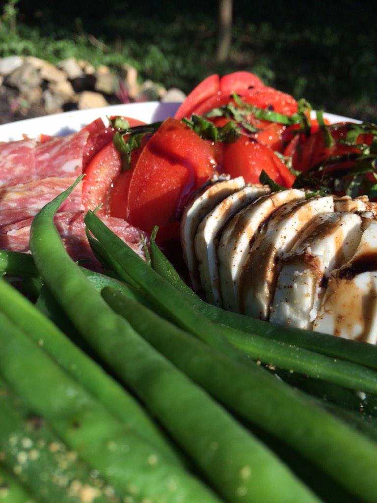 kitchenlacroix's tweet photo. Summer supper. #yum #kitchen life #tomatoes #buffalomozz #soprasetta #haricotverts #25yearbalsamic #deeeeelish http://t.co/esR5w7v9rF