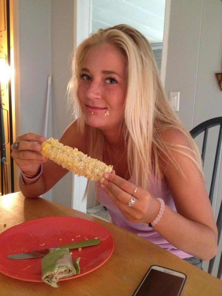 TPGlivin's tweet photo. #TPG co-founder @KendraPeters8 eating corn like a boss. Get it girl π½π½π½#TypewriterStyle http://t.co/fqfXYhPK62