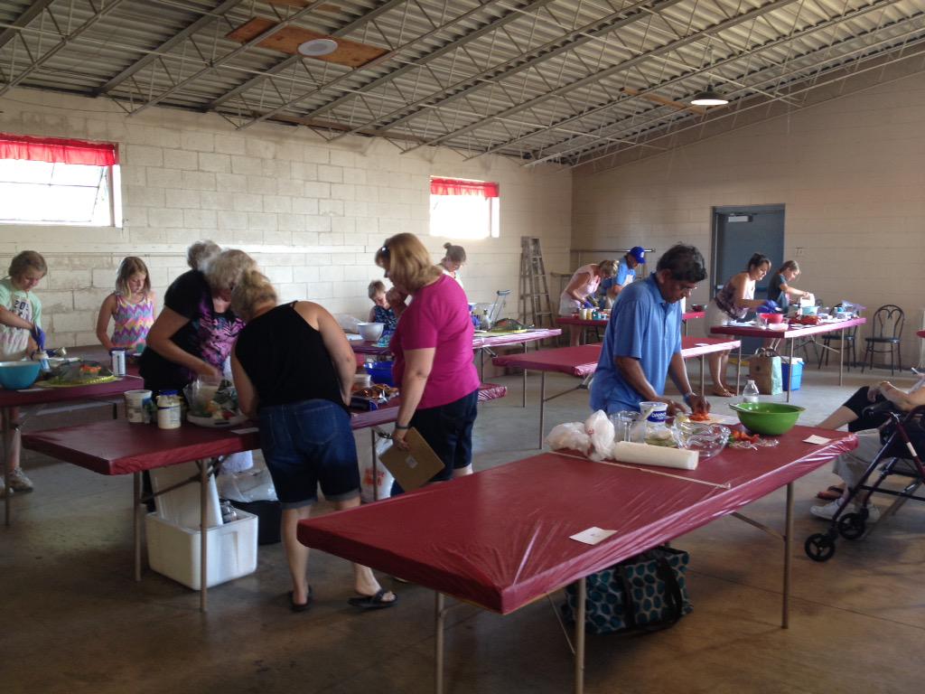 WSweeter's tweet photo. Sunshine salad contest is underway @SiouxEmpireFair #sefair2015! http://t.co/5fjFGuHiKy