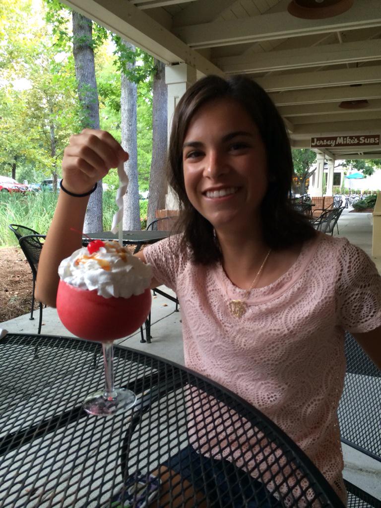 kristadinardo's tweet photo. When your 15 yr old orders a strawberry daiquiri and the waiter asks for her ID...#ummreally 🍹 http://t.co/RlcQhgPCad