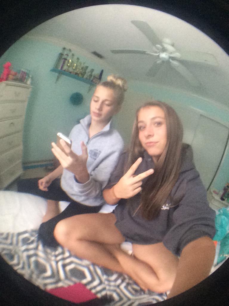 ashleyyhayes_'s tweet photo. happy sister dayπ #awkpics π http://t.co/Eyc8Cub052