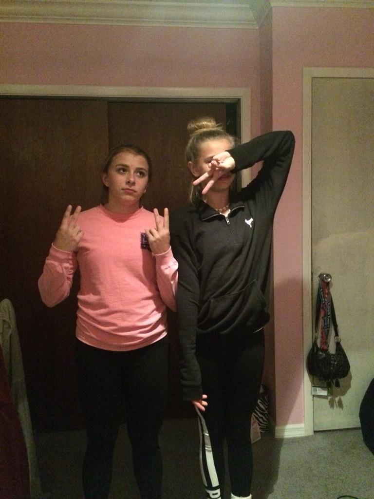 ashleyyhayes_'s tweet photo. happy sister dayπ #awkpics π http://t.co/Eyc8Cub052