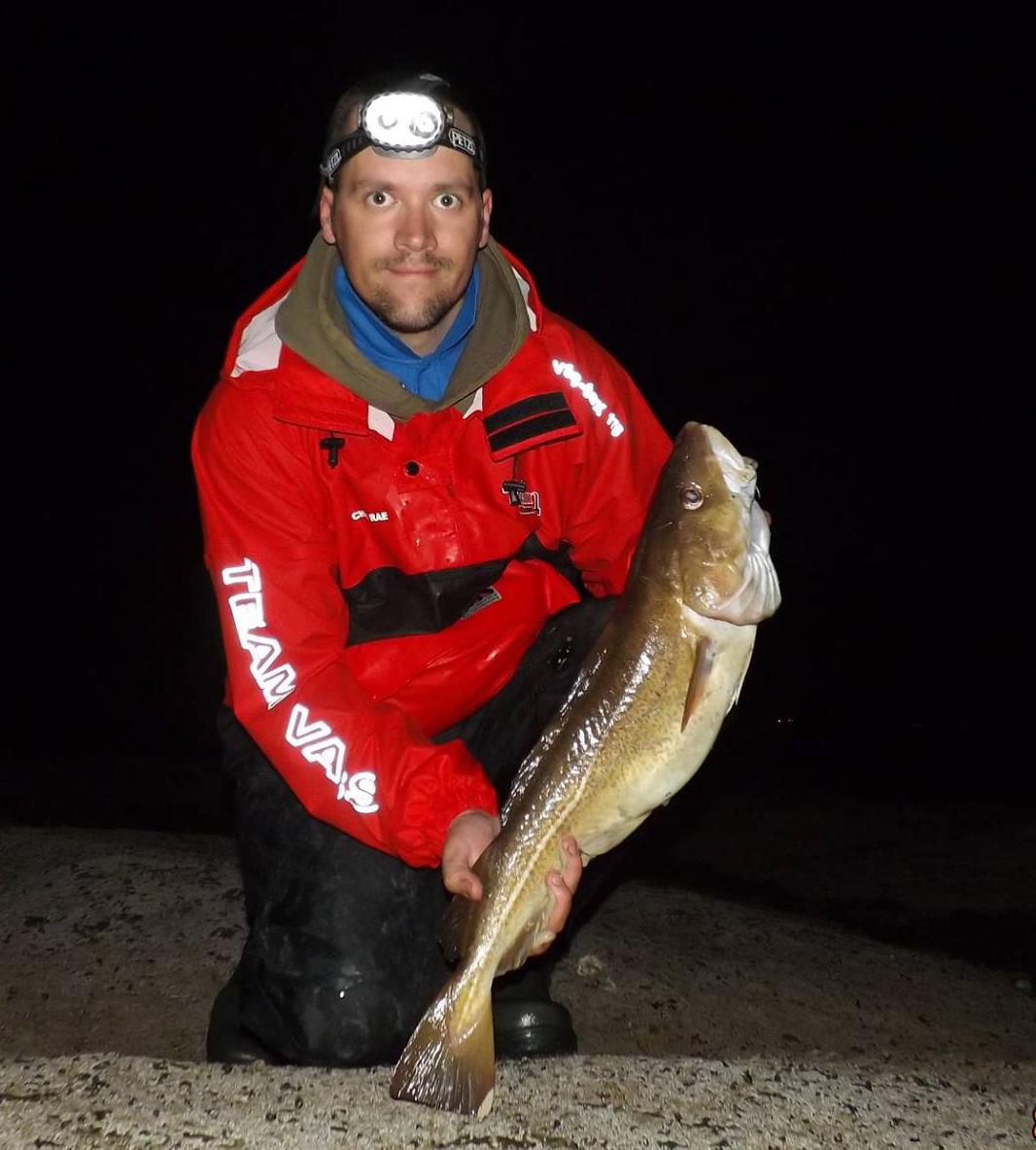 Teamcodeds's tweet photo. Admin member Chris Rae with a fine summer north east cod @Vasswaders http://t.co/Qp0gl2ZAtD