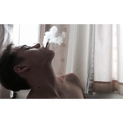 ericnppgdr's tweet photo. — smoking k̶̶i̶̶l̶̶l̶̶s̶̶ is sexy. http://t.co/rv5jv0JIYZ