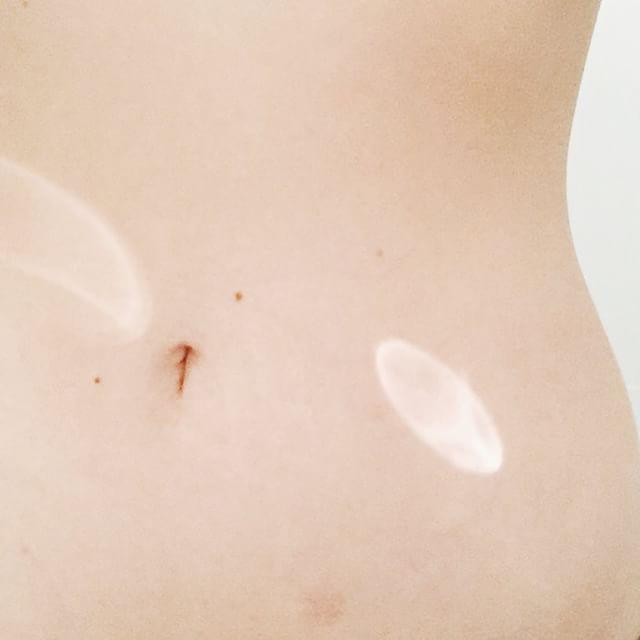 Fizzarcher's tweet image. #bellybutton I #always loved #lightreflections ❤️ (i think my #belly looks like a #solarsystem with #different…