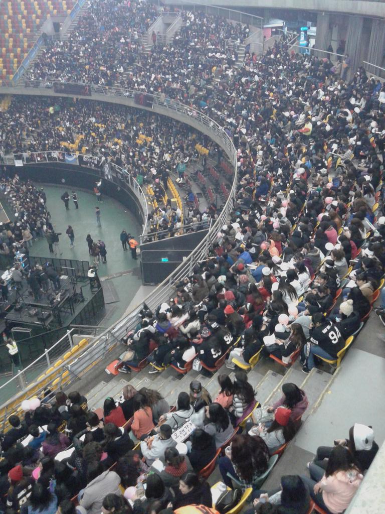Damitha95's tweet photo. Que sean luego las 9!!!! Queremos a los Bi Ti eS >< ♡ #BTS #btsInChile #TheRedBulletinChile @kennyleedon http://t.co/ypXaZ4NkBQ