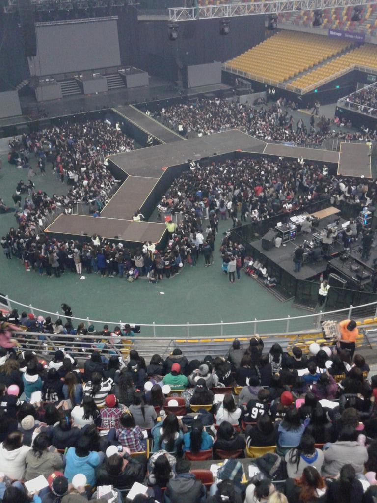 Damitha95's tweet photo. Que sean luego las 9!!!! Queremos a los Bi Ti eS >< ♡ #BTS #btsInChile #TheRedBulletinChile @kennyleedon http://t.co/ypXaZ4NkBQ