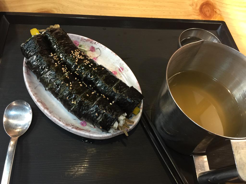 GeeDregon's tweet photo. 해운대시장 상국이네 김밥. 유명세에 비해 김밥은 소소. http://t.co/OtiAvHdEz1