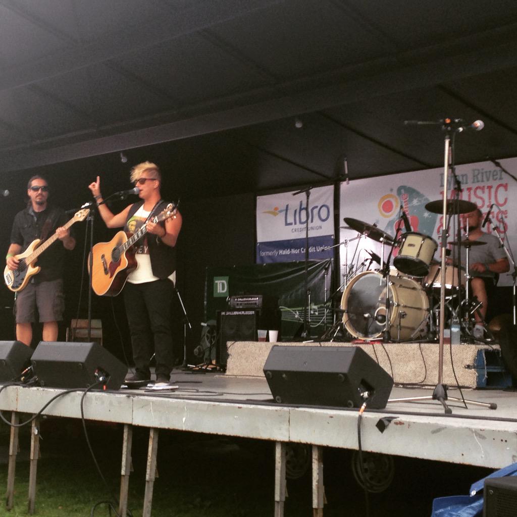 SimcoeFestival's tweet photo. The Felicia McMinn Band is holding off the storm with some killer tunes @FeBomb #LRMAF2015 http://t.co/htOefylmep