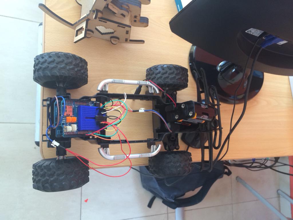 1989Edynunez's tweet photo. Taller de #TecnologiasCreativas en el CDC Zambiza jóvenes aprendiendo y programando con arduino  @fundaciontef_ec http://t.co/uZLBEFEGx7