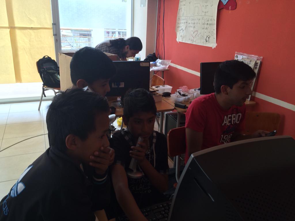 1989Edynunez's tweet photo. Taller de #TecnologiasCreativas en el CDC Zambiza jóvenes aprendiendo y programando con arduino  @fundaciontef_ec http://t.co/uZLBEFEGx7