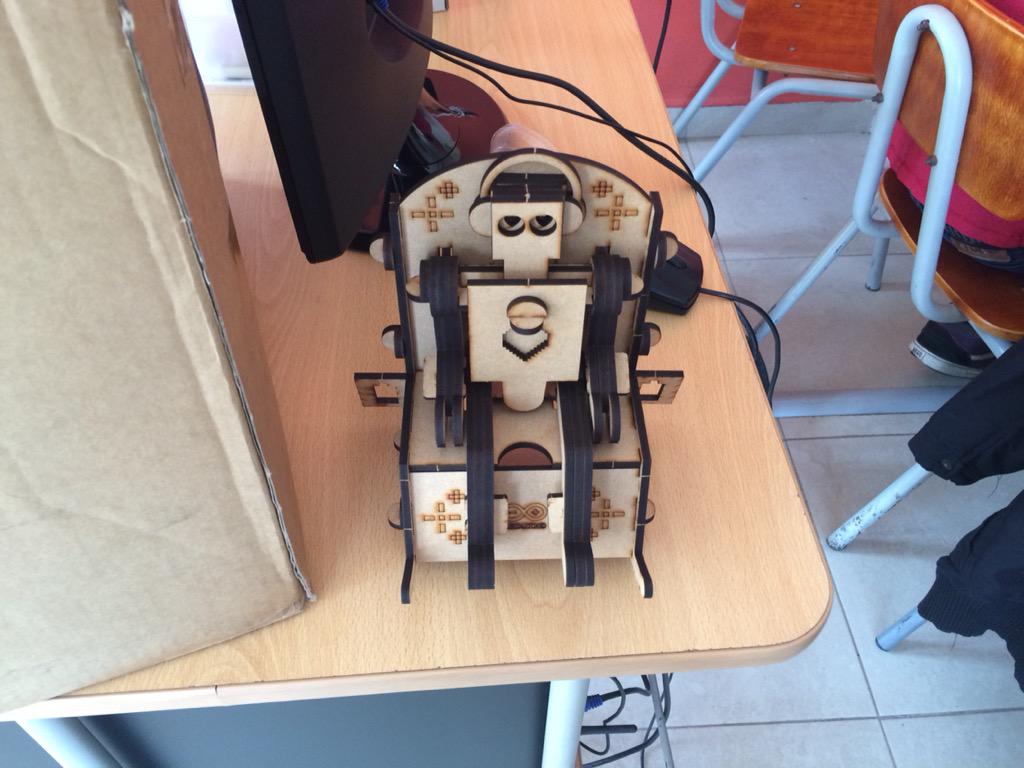 1989Edynunez's tweet photo. Taller de #TecnologiasCreativas en el CDC Zambiza jóvenes aprendiendo y programando con arduino  @fundaciontef_ec http://t.co/uZLBEFEGx7