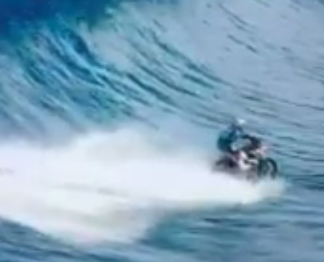 BleacherReport's tweet photo. VIDEO:  Stunt rider Robbie Maddison proves it’s possible to ride a wave on a dirt bike 😱😱😱http://t.co/1ejd2lhzji http://t.co/mBzodccCdR