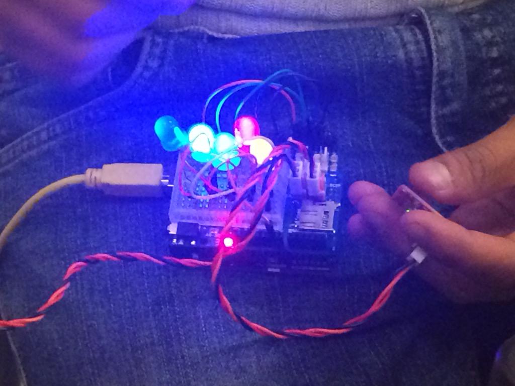 1989Edynunez's tweet photo. Taller de #TecnologiasCreativas en el CDC Atahualpa , Quito, jóvenes aprendiendo arduino  @fundaciontef_ec http://t.co/af6Wj8oAJQ