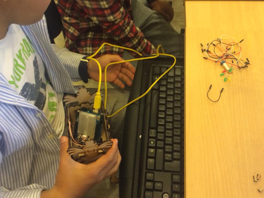 1989Edynunez's tweet photo. Taller de #TecnologiasCreativas en el CDC Atahualpa , Quito, jóvenes aprendiendo arduino  @fundaciontef_ec http://t.co/af6Wj8oAJQ