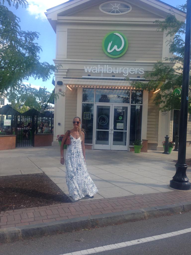 Bucaroo's tweet photo. While in Boston gotta try #Wahlburgers http://t.co/po3Iwad9bb