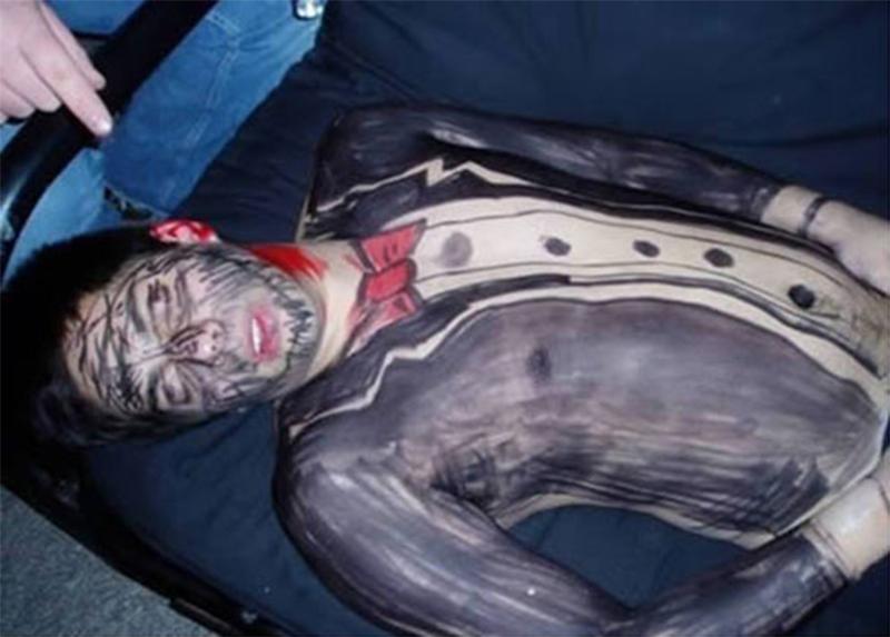 CrazyTeens20's tweet photo. Boy got drunk in front of his friends. What happened next will make you laugh loudly 😜😜 http://t.co/qSsInAb313 http://t.co/Haq2ItjAc0