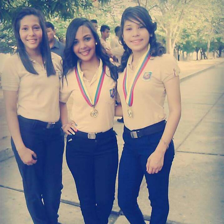 ana_albarran30's tweet photo. #graduadaporfin #soybachiller http://t.co/FmtsMB2Teo