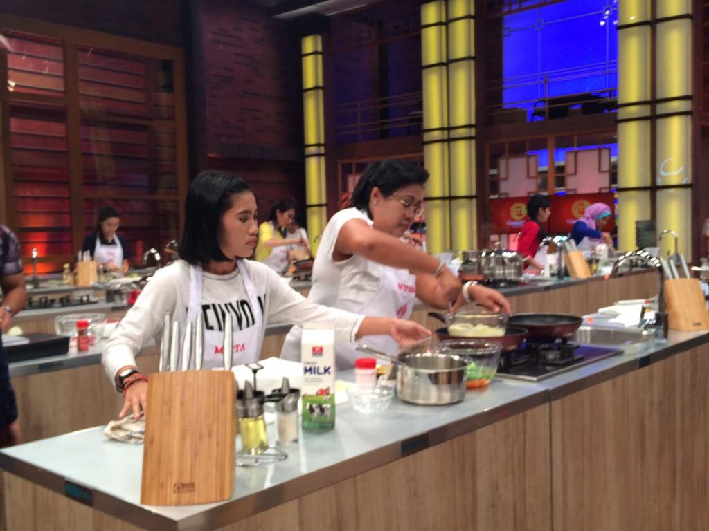MiftaMCI4's tweet photo. Moment2 pas waktu masak... #throwback #INAMasterChef4 #masterchef4 #mci4 http://t.co/YIMj2G12YD