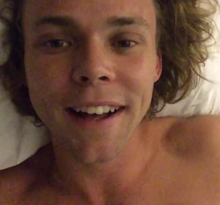 hey I'm ash ! i like Netflix and cuddles and Beyoncé. so pls rt yeah?