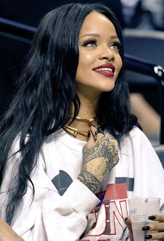 rihannarchive's tweet photo. rihanna at a charity basketball game (aug 2014) http://t.co/yu56C7yBtD