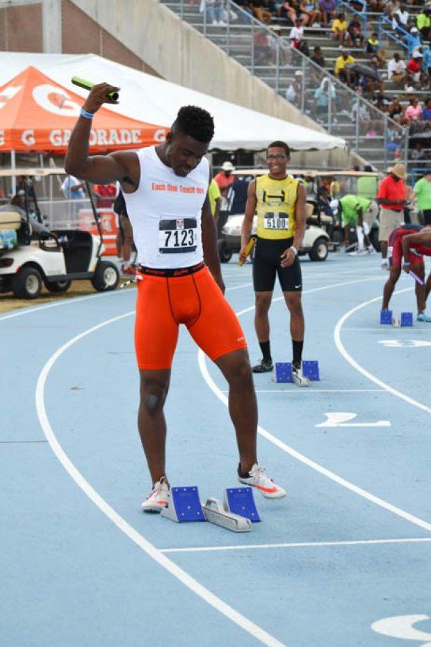 TXMileSplit's tweet photo. When u know you're about to crush him when the gun goes off 🏃🏾💨😈 #JOTF #TexasForever #IanBraxton #HallmarkTrack http://t.co/tk2xIK6iND