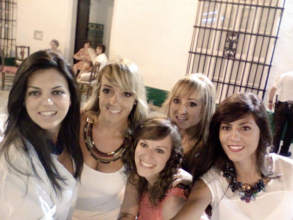 Judith_Arq's tweet photo. Chicaaaas, noooche de brindiiiiiss!!!! ;) ;)  @Belii87 @saraguti20 @Larihuerta @blanchiblanch http://t.co/HNG7u1mjN5