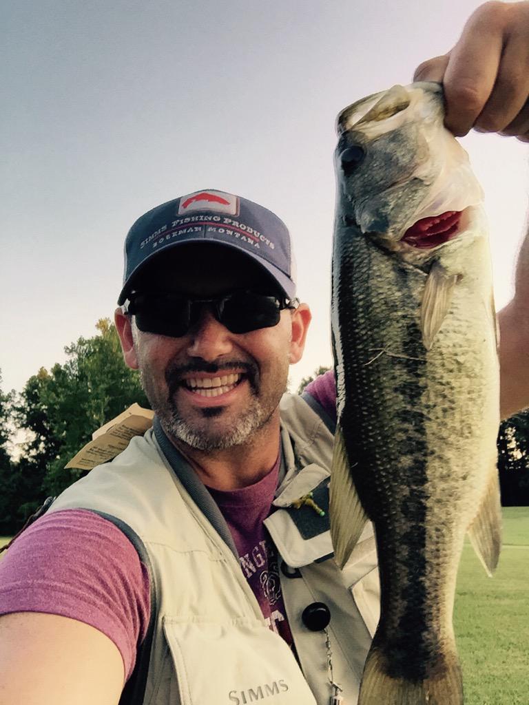 JaredPyatt's tweet photo. Sunday night fun! #flyfishing #bassonthefly #sage #golfcoursepond http://t.co/vtTWXj5Jsh
