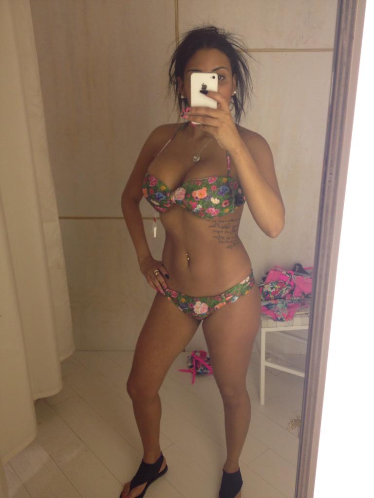 LaSexyYessi's tweet photo. Probando bikinis, a ver que tal este?? http://t.co/iQnI8fyyqh