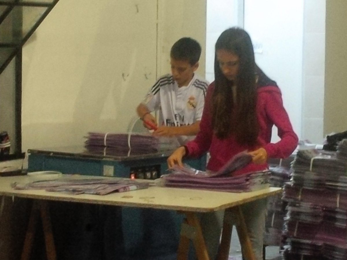 MalenaGalmarini's tweet photo. #MísticaMilitanteFR Preparando los paquetitos de boletas para las urnas, soñando con un país más justo!@SergioMassa http://t.co/Fu8N9Vj9Rw