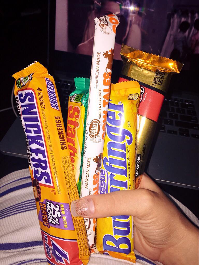 __akgrown's tweet photo. when I'm sad🍫+🎥 http://t.co/knZK3g5yLs