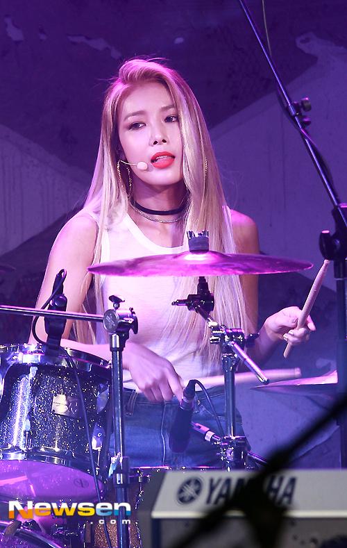 CLd3HM_UAAAHMRV.jpg:large