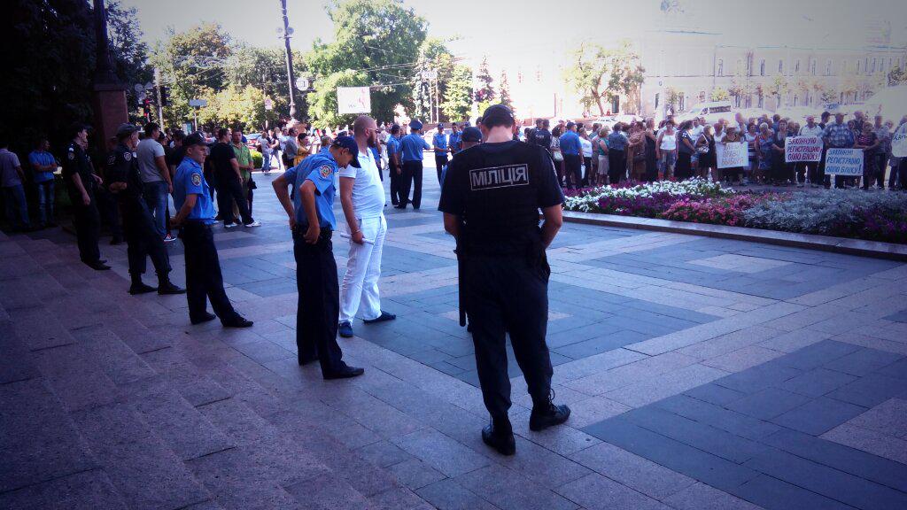 На митинге в поддержку регистрации Оппоблока бабушки затянули старинную песню. Милиция улыбалась.