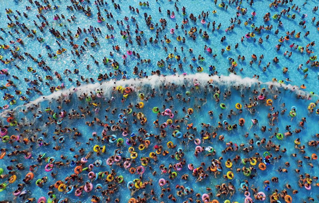 Internazionale's tweet photo. Bagno di massa, in Cina. Foto: China Daily, Reuters/Contrasto. http://t.co/A00mdgmFIR http://t.co/khwASXT8jc
