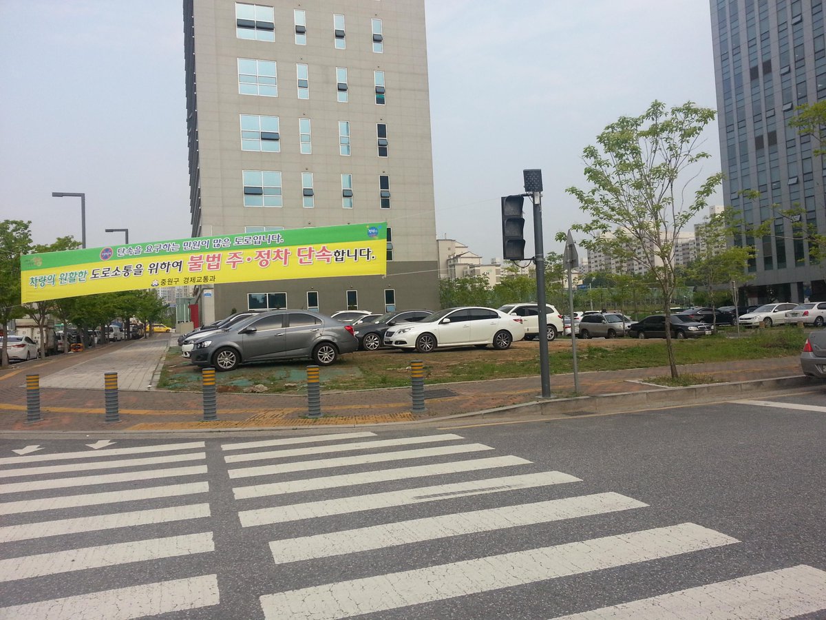 gksthfdnjs's tweet photo. 중원구 환경위생과에서 지난 6월 시청 앞 공한지에 파종한 해바라기, 코스모스가 기나긴 가뭄을 잘 이겨내고 드디어 꽃이 피었습니다!! 시민여러분 사진찍으러 오세요  #성남시 @seongnamcity http://t.co/cswawQ04X1