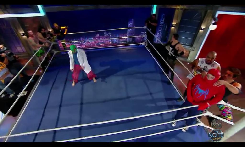 DaniloGentili's tweet photo. Sim. É o Anderson Silva ali do lado RT @RianKaio: você tbm lutou no The Noite.. Como homem aranha http://t.co/YACfxMFDHl