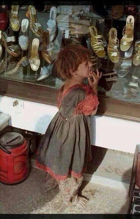 خلف الزجاج تمرحافية القدم
تبكي ويعصرها ويقتلها الألم
هي ما بكت فقد الحذاء وإنما
تبكي على قوم حقيقتهم (جزم
حسن مخافة