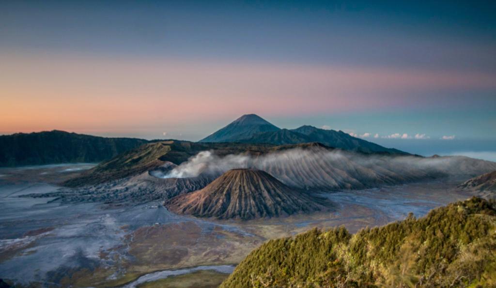 AApriyantono's tweet photo. Indahnya negeriku. Bromo menjelang matahari terbit http://t.co/SXKBqYCVsU
