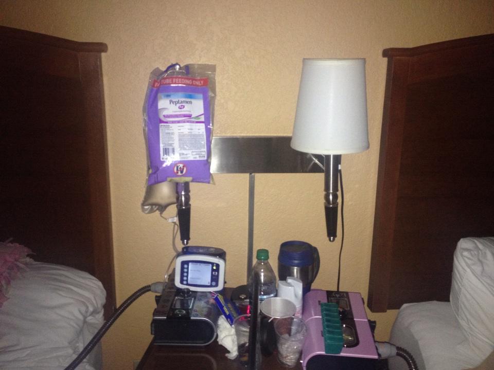 HiLaryJane10's tweet photo. This is how you make do in hotels with no IV pole or backpack room #hanginfromalamp #thespoonielife #GPfighter4life http://t.co/R0UamHP8QI