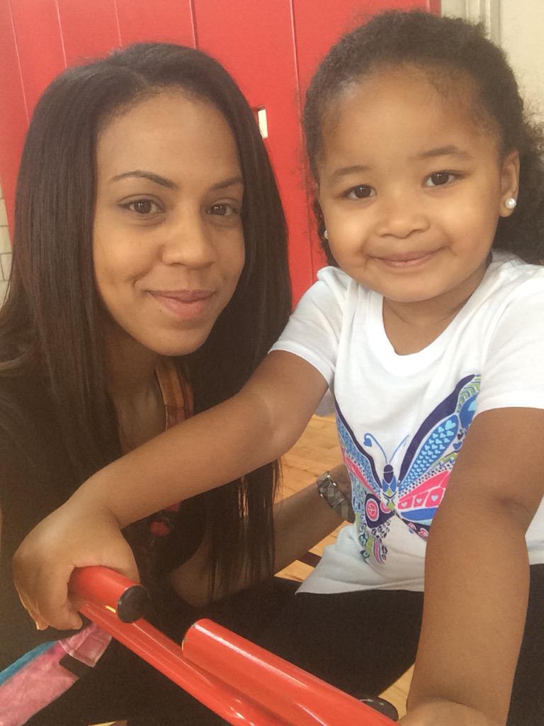 mooniewya's tweet photo. #NationalSisterDay #babysister #littleThere #firstbornandlastborn #21yrdifference #lovemesomeher http://t.co/N6saUzw7bY