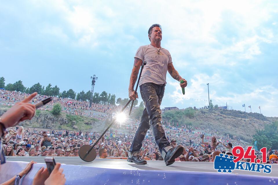 emma941seattle's tweet photo. He shed his jacket for the #Shedders ! @GaryAllan is rockin as the sun sets at #thegorge !#KMPSsummer @dcongerphoto http://t.co/d92tJF0Rwz